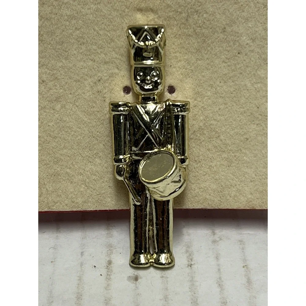 Toy‎ Soldier Nutcracker Christmas Pin Vintage Gold Tone Metal Brooch